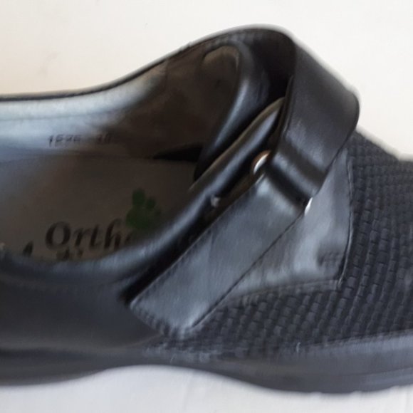 New Women's #1575 black shoe with strap - Picture 2 of 9